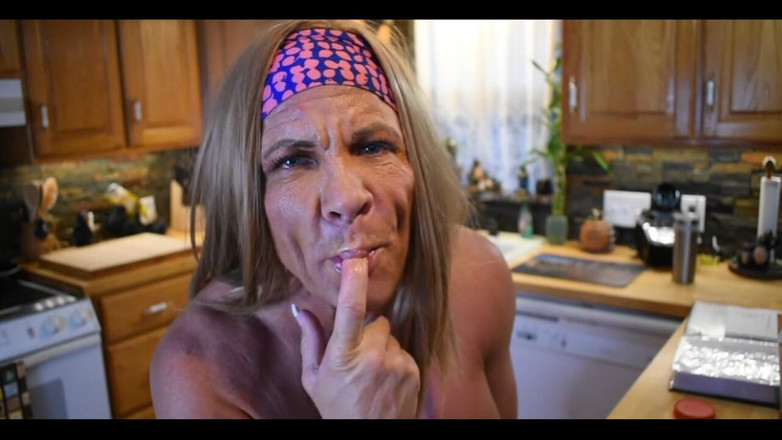 Musclemama4u: โชว์ทําอาหารแก้ผ้า