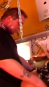 Zincir doldurulmuş amcık azgın olgun hatun tarafından genişliyor