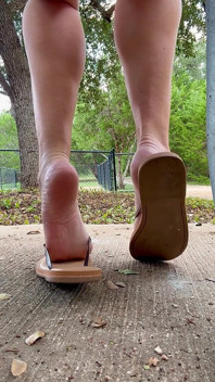 Lila Hotwife's Outdoor Foot Złośliwiec: Część 2 - Do You Like My Sole & Flip Flop Sounds?