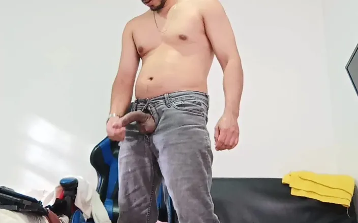 Tommhot: I Masturbate After I Get Home From Work