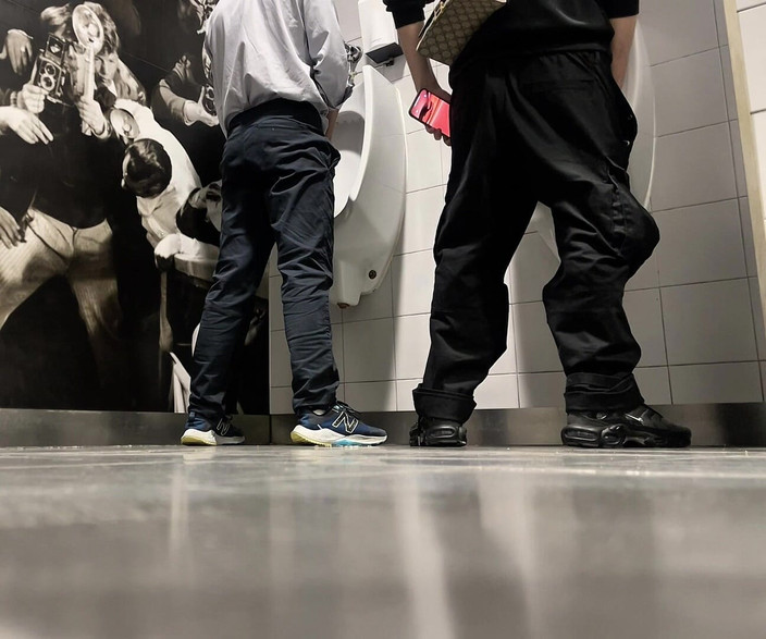 AmateurBoysPissing: Une Journée Dans Les Toilettes Publiques Du Centre Commercial