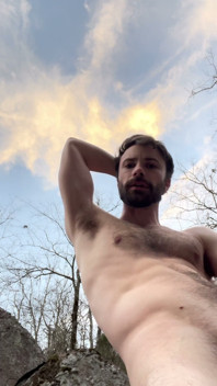 Masturbation en plein air pendant ma randonnée
