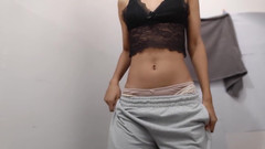 desigirl93: 可爱的德西女大学生在雨中的胸部摇晃