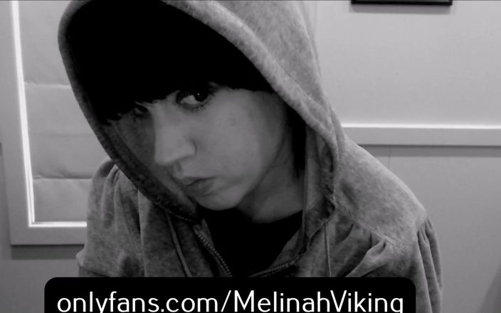 Melinah Viking: Capuz timidez