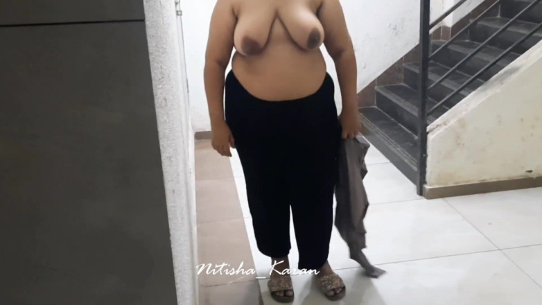 Karan Nitisha: 기차에서 고아를 빨아