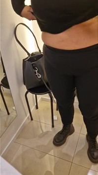 Cachonda esposa usando pantivibrator en shoppingmall