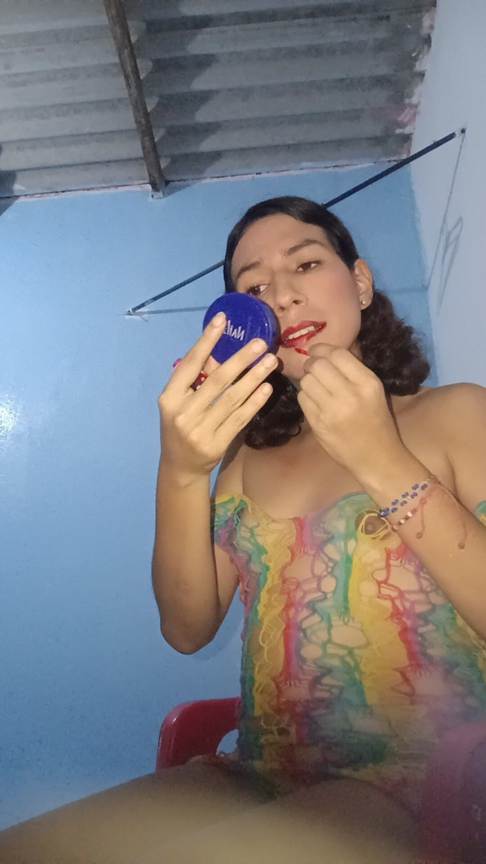 Femboy from Colombia: Tôi đang sơn căn phòng này