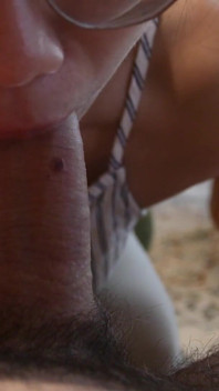 TV를 보면서 귀여운 중국 여친 POV 펠라, 부드러운 신음, 입에 사정