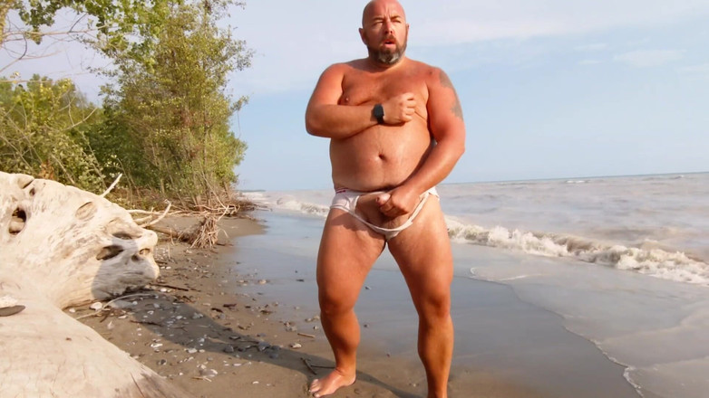Skin and earth: Orso paffuto, slip bagnati strappati, Jerkoff spiaggia nudista (skinandearth)