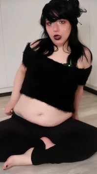 สาวโกธิคอวบน่ารักระเบิดเสียงพุงและเล่นพุง