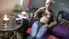 Facial flavor: Sexy blondýnka sedí a kouří cigaretu v romantické atmosféře