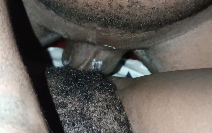 Kenyan Dick: Đụ gái da đen nhỏ nhắn gợi cảm với âm hộ đầy lông