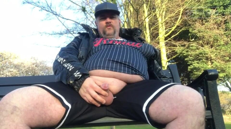 B A Bear: Tlustý nevlastní otec dostává můj penis ven