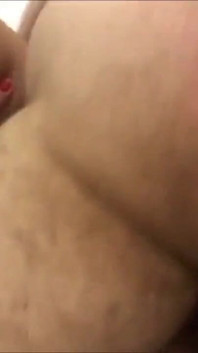 Während ich den schwanz meines mannes lutsche, kommt in mein gesicht