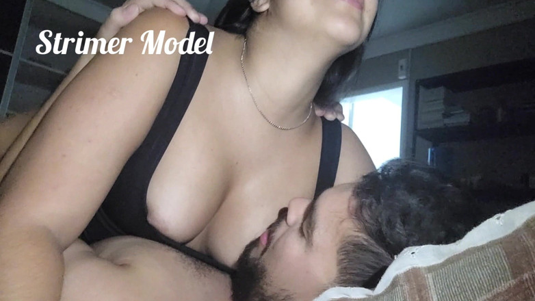 Strimermodel: Bersin di wajahmu saat kamu memakanku