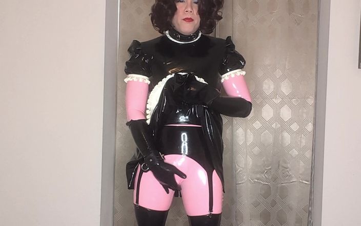 Sissy Candy: Латексный комбинезон и платье горничной, сисси пытается трахнуть обе ее дырки дилдо