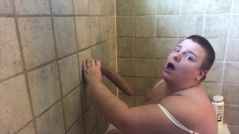 Lyla Switch: Mô phỏng gloryhole tôn sùng