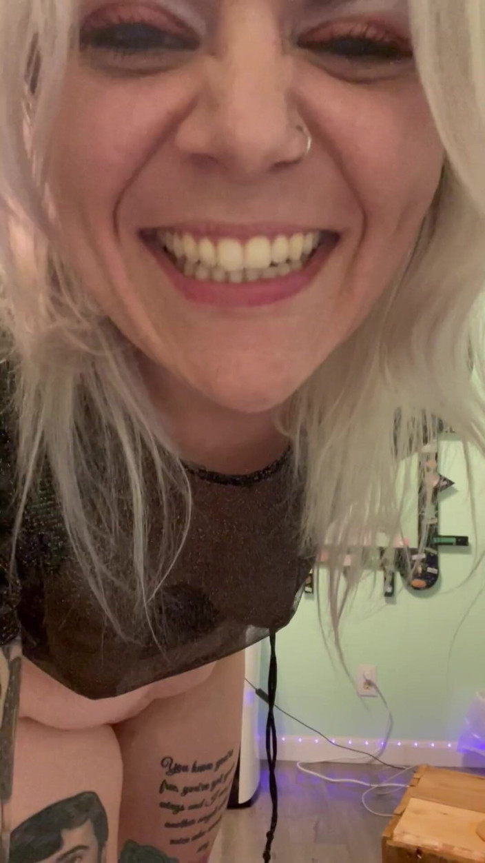 CherryBombBomb: 巨大なおもちゃと潮水の警告