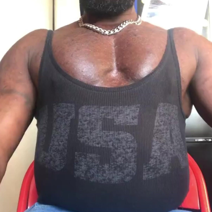 Black Muscle Stepdad: La Pompa Con Le Tette Porta Al Gioco Con Le...