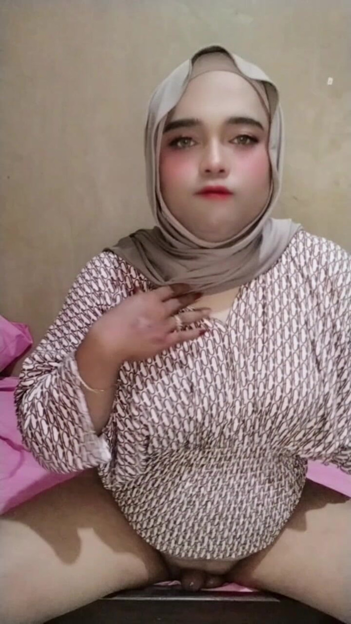 Ivvy Crossdresser: Ivvy travestiet Hijab voelt zich na een maand geil. Dan...