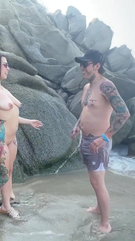 Sono Stata Sorpresa a Fare Sesso Completamente Nuda Sulla Spiaggia - Un Trio Sulla Spiaggia