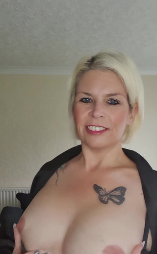 SkylerSquirt: Ciao tutti hanno una tettona martedì