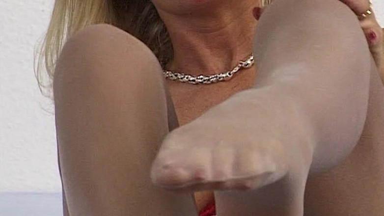 VintageXMovies: Vollbusige blonde MILF fingert behaarte muschi zu explosivem orgasmus