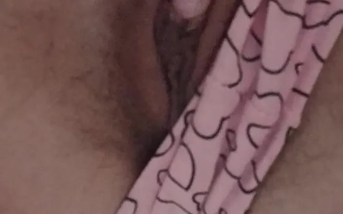 Lesbian-candys: I Masturbate My Hairy Pussy Under the Table in Class
