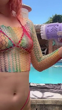 Yakındaki havuzda balon makinesiyle eğleniyor