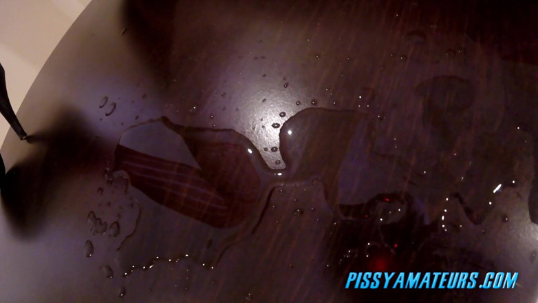 Pissy Amateurs: Kencing di parket