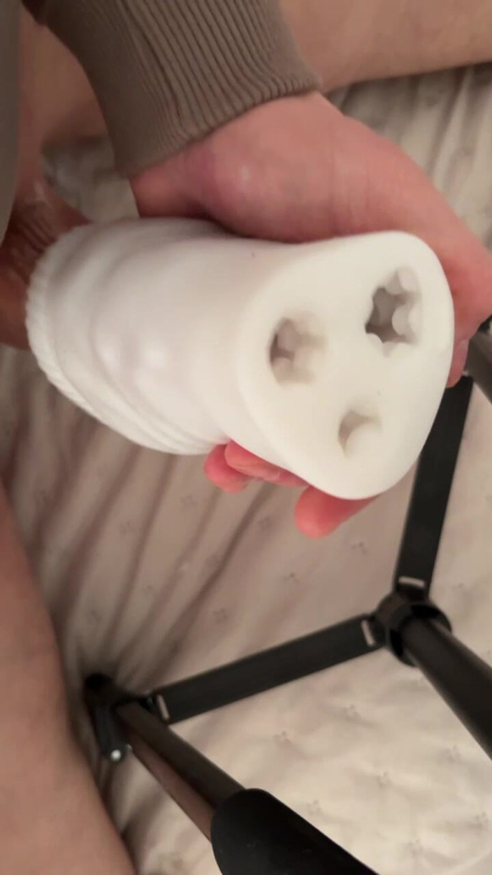 Dosstoevsky: Hughu摧毁了Fleshlight震动器，并用精液填满了它