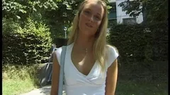 La bionda carina Tina pisses nel Secchio