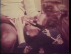 Vintage megastore: Retro brünette hilft dem gefeuerten schwarzen