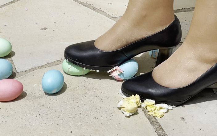 Tights free: Nghiền trứng phục sinh trong giày cao gót và quần...