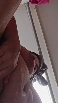 Une MILF sexy excitée se masturbe et montre ses seins après la douche