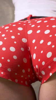 Remaja Asia panas mengusik garis seluar dalam yang kelihatan dalam seluar pendek yang sangat ketat