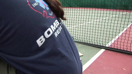 Hot Girlz: Wilde athletische schätzchen ficken nach dem tennis auf dem platz