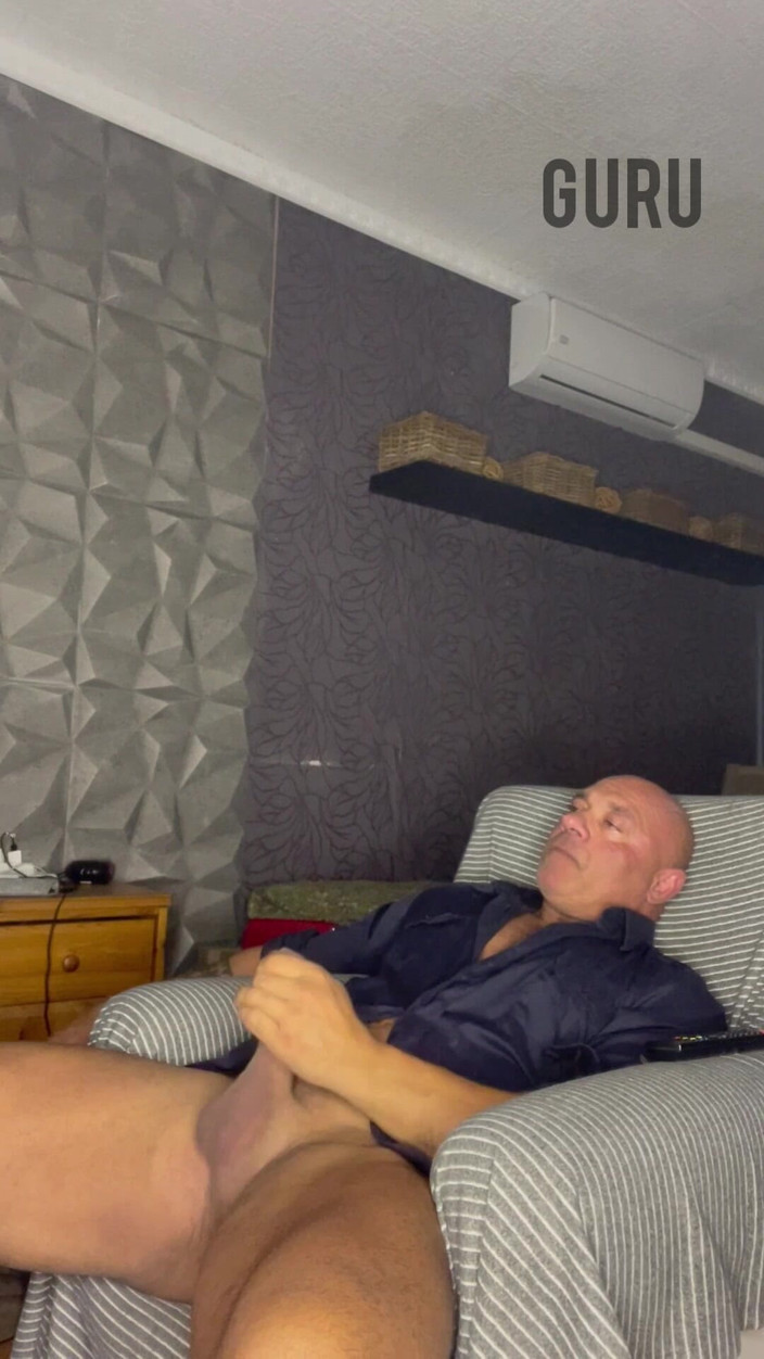 Mr. Guru: Wank Solo Di Rumah Saya Suka Baju Ini