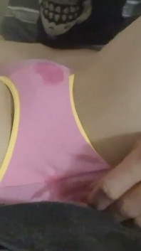 Pantieboy prostat memancut tangan bebas dalam seluar dalam comel