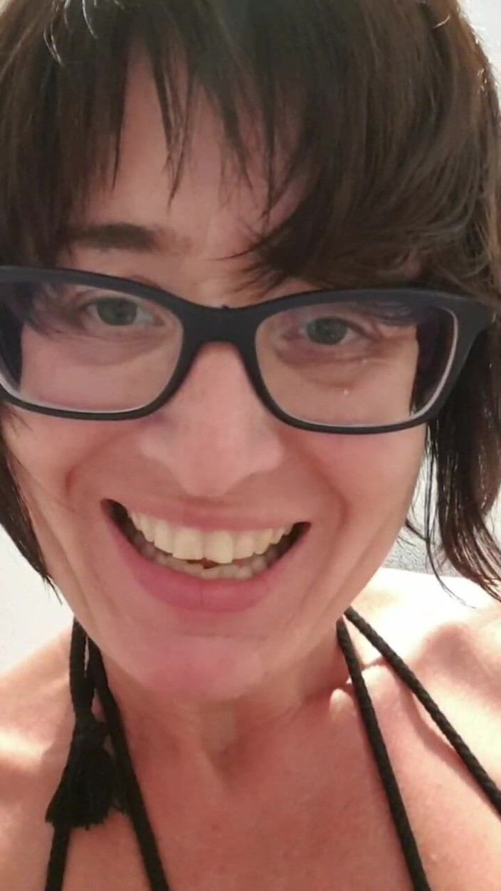 JulieEroticDress: Інтенсивний сквірт-оргазм у громадському душі