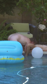 Sexy blondýnka dostane výstřik na obličej v bazénu