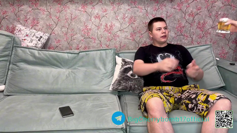 Katybigcherry: Waktu suamiku lagi di kantor, aku selingkuh sama sahabatnya sendiri