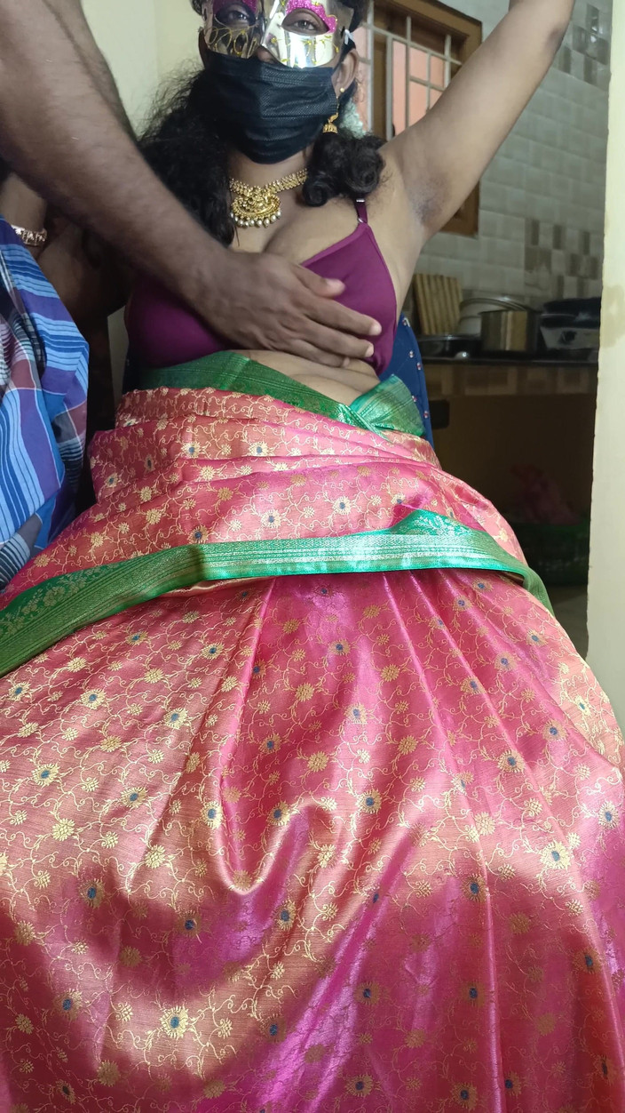 Laxi ammu: Suri rumah menikmati blowjob dan kongkek berdiri