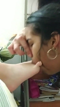 继姐妹变成了足部清洁工！