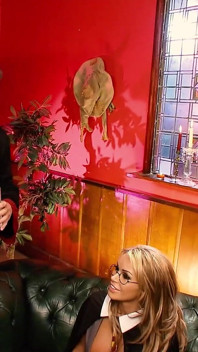 Après un gangbang, le porno Harry jouit sur les gros seins de Gemma Massey