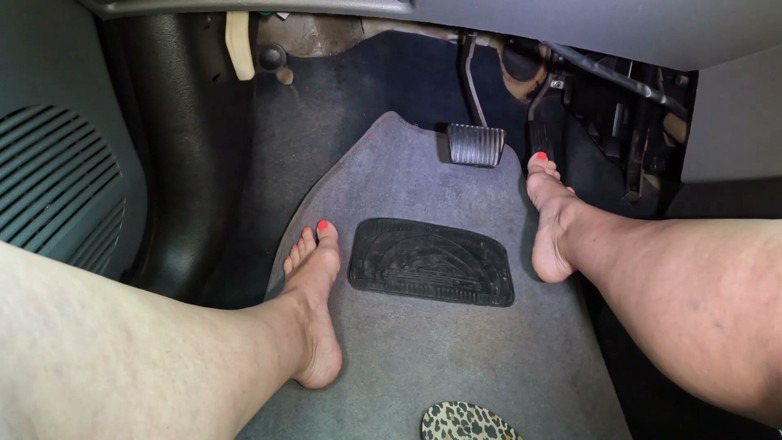 Blondelatinmom: Barefoot Driving Around the City