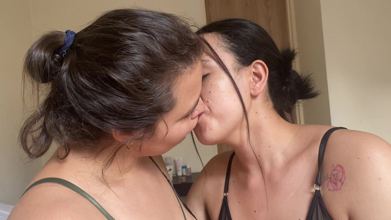 zoemelissa: 뜨거운 레즈비언들의 깊고 촉촉한 키스