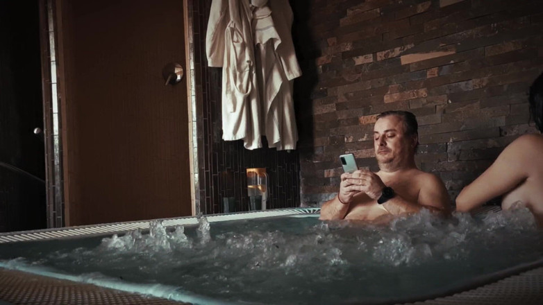DedeDeville: Bella miLF arrapata scopata da sconosciuto nella jacuzzi vintage amamateur