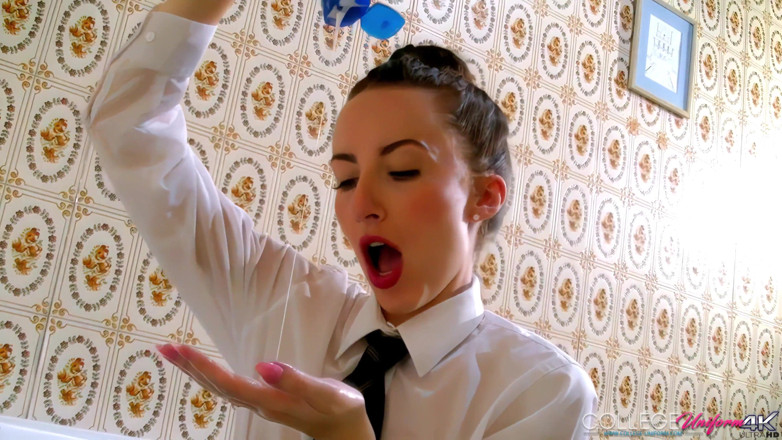 College Uniform: College Bath 1 se Sophií Smith