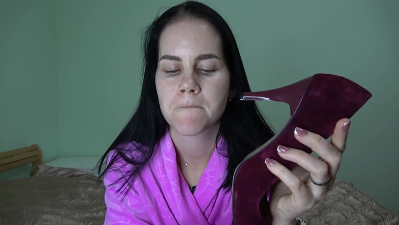 Anna Sky: Красивая Анна делает минет и сосет шпильку